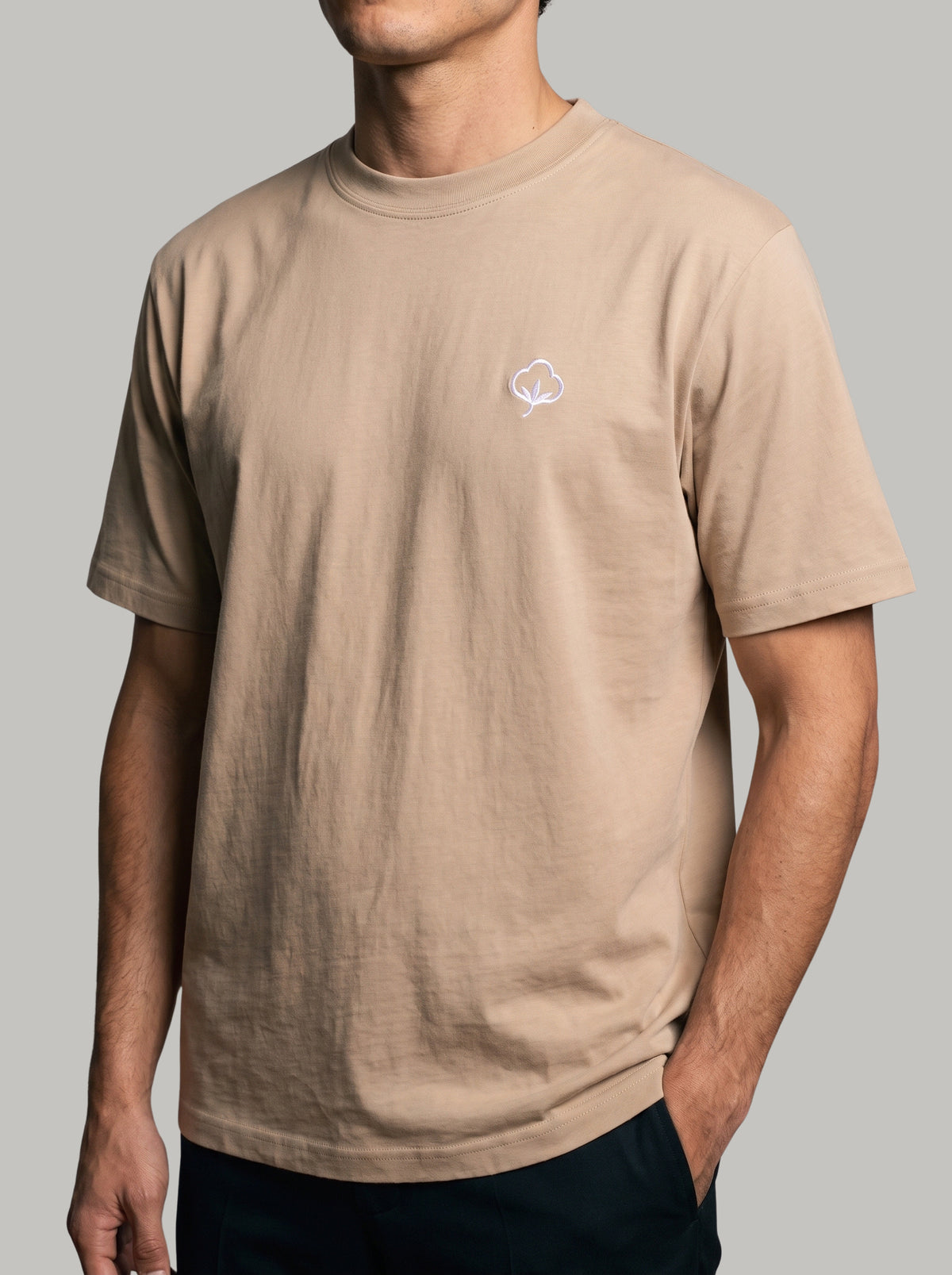 Detalle del tejido y el bordado de la Camiseta Origen Arena de DonCottone en modelo hombre