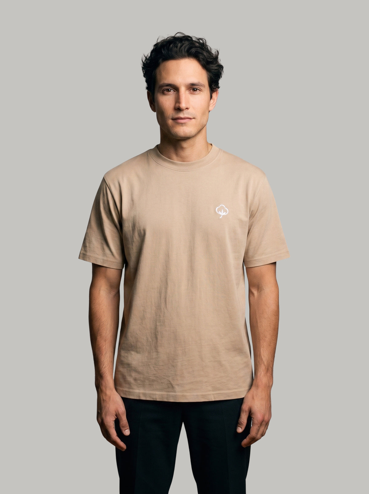 Hombre con la Camiseta Origen Arena de DonCottone, vista frontal