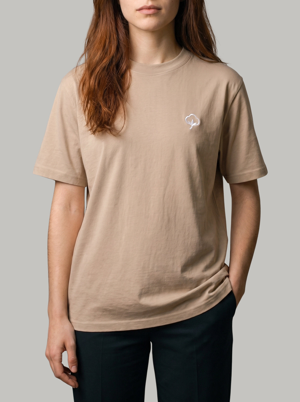Detalle del tejido y el bordado de la Camiseta Origen Arena de DonCottone en modelo mujer