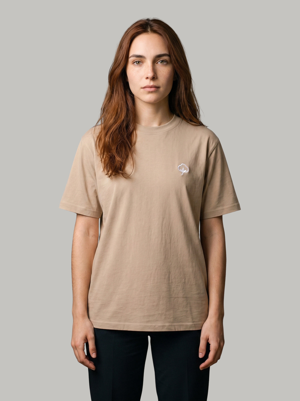 Mujer con la Camiseta Origen Arena de DonCottone, vista frontal