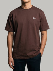 Detalle del tejido y el bordado de la Camiseta Origen Café de DonCottone en modelo hombre