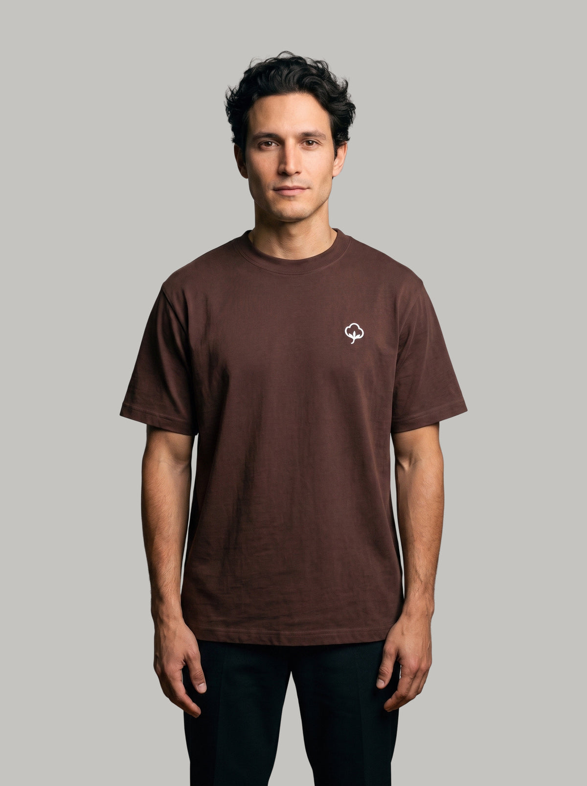 Hombre con la Camiseta Origen Café de DonCottone, vista frontal