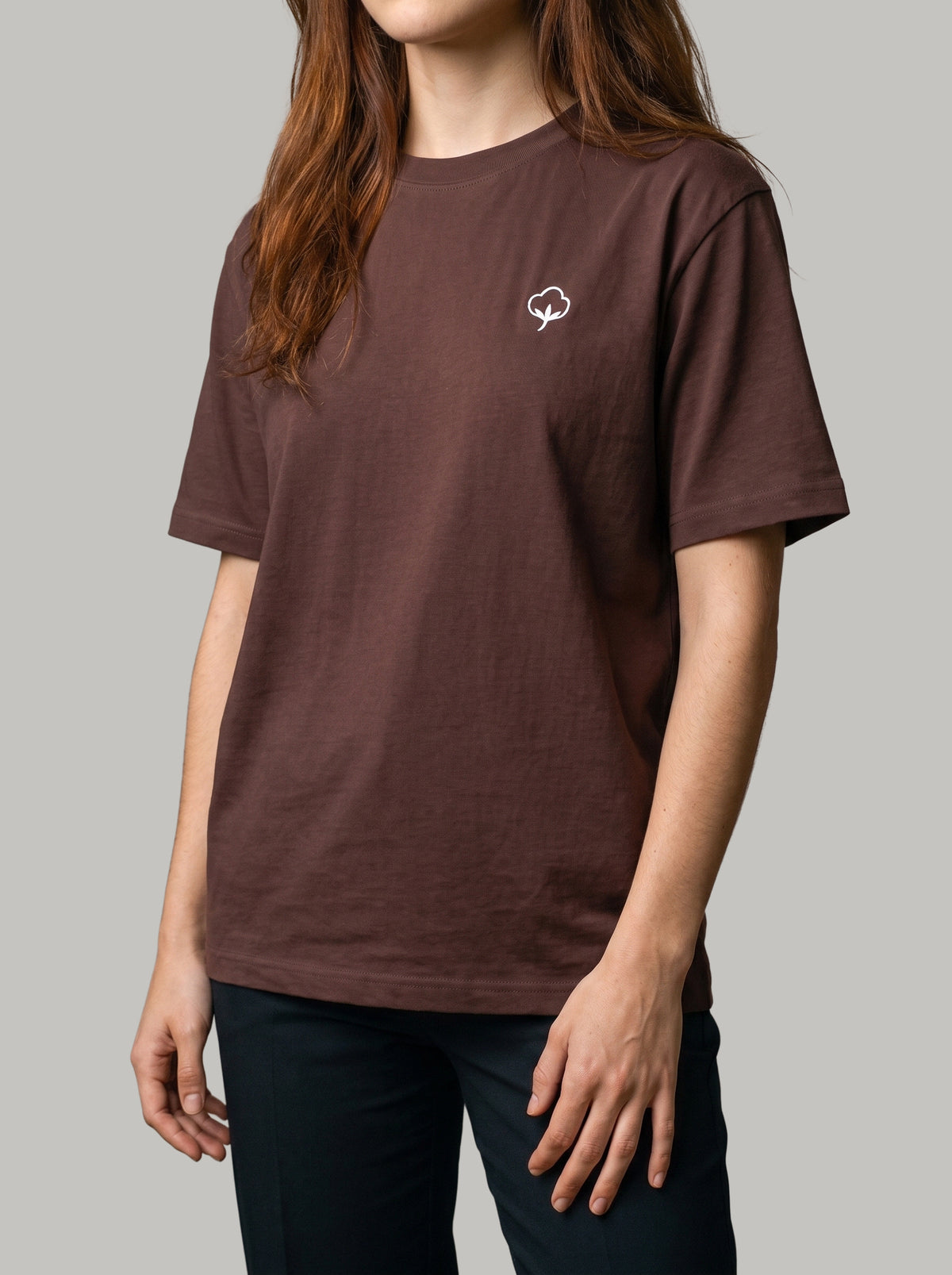 Detalle del tejido y el bordado de la Camiseta Origen Café de DonCottone en modelo mujer