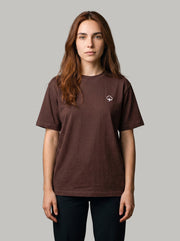 Mujer con la Camiseta Origen Café de DonCottone, vista frontal