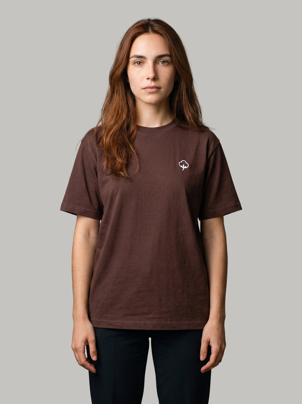 Mujer con la Camiseta Origen Café de DonCottone, vista frontal