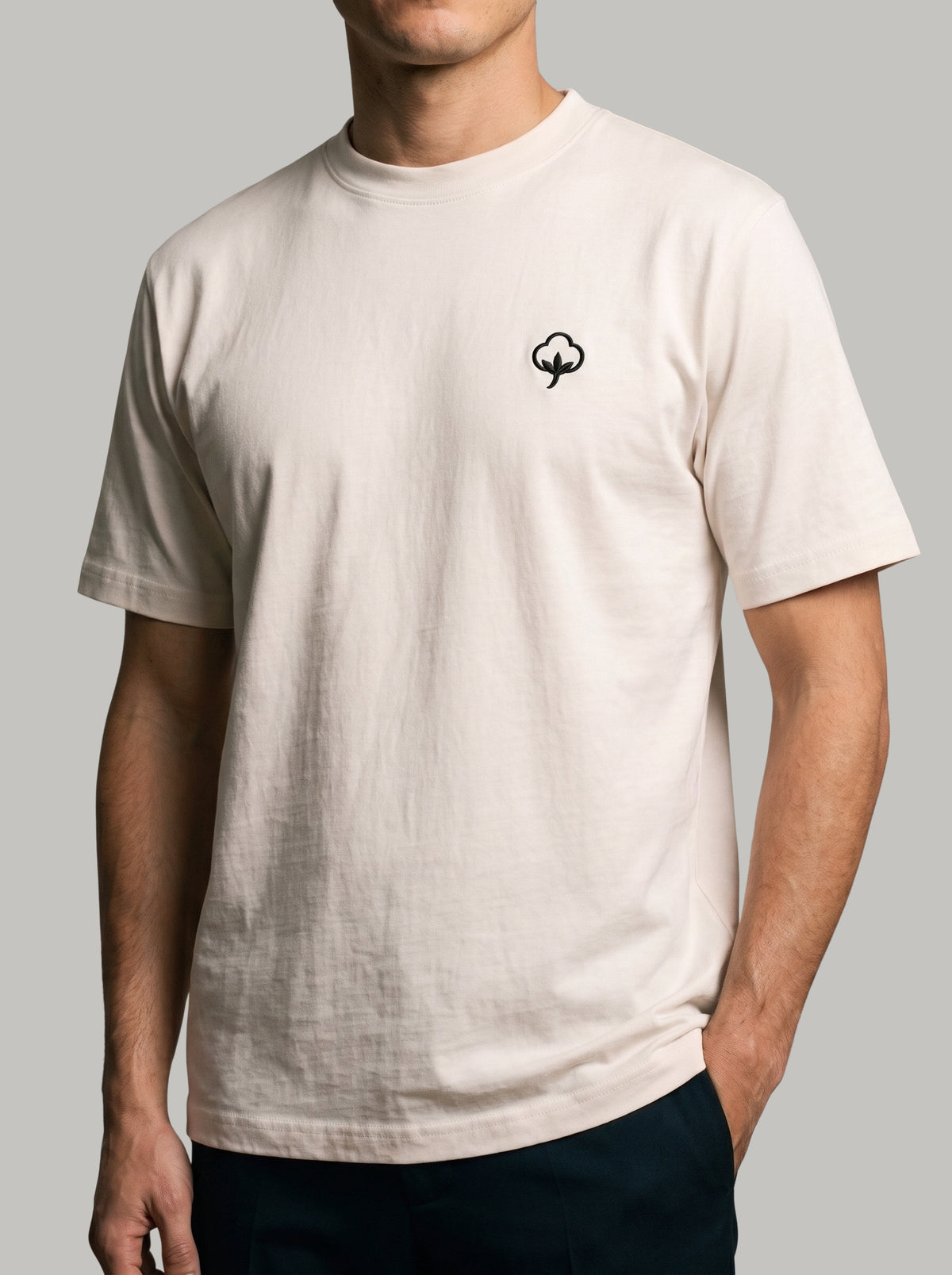 Detalle del tejido y el bordado de la Camiseta Origen Blanco Hueso de DonCottone en modelo hombre