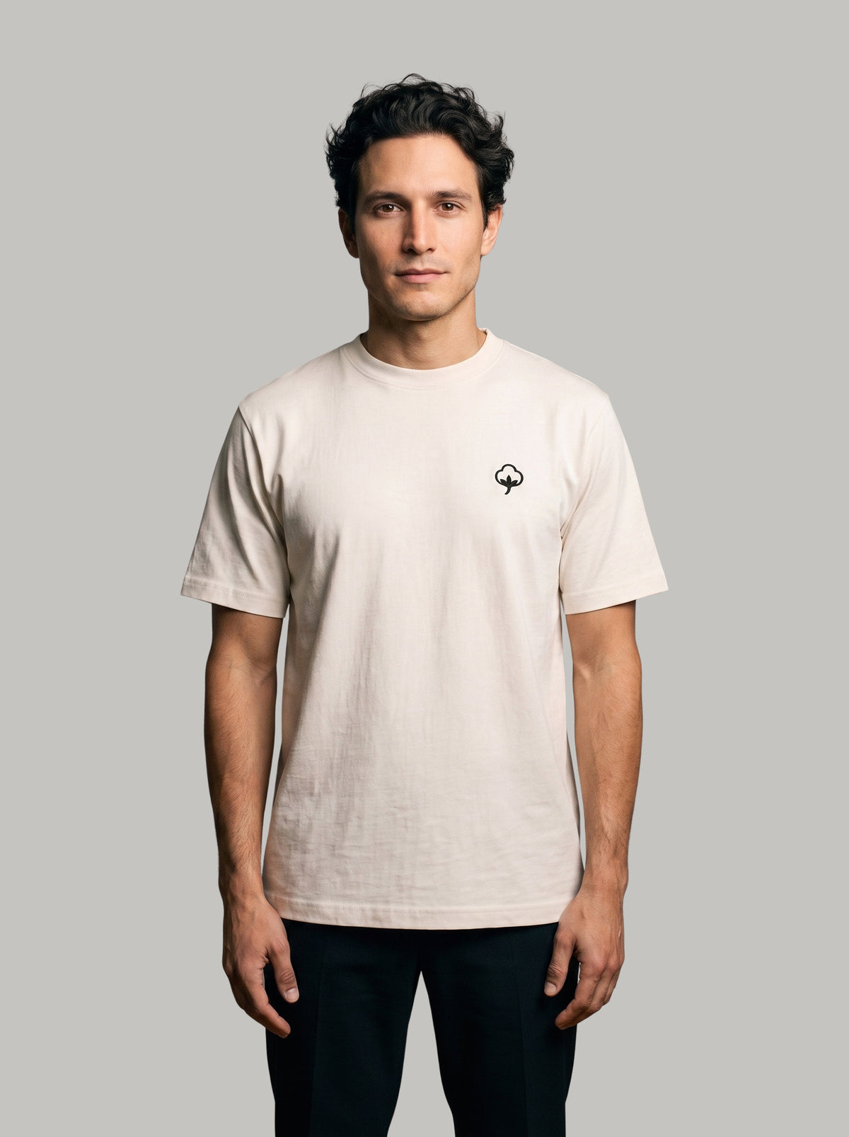 Hombre con la Camiseta Origen Blanco Hueso de DonCottone, vista frontal