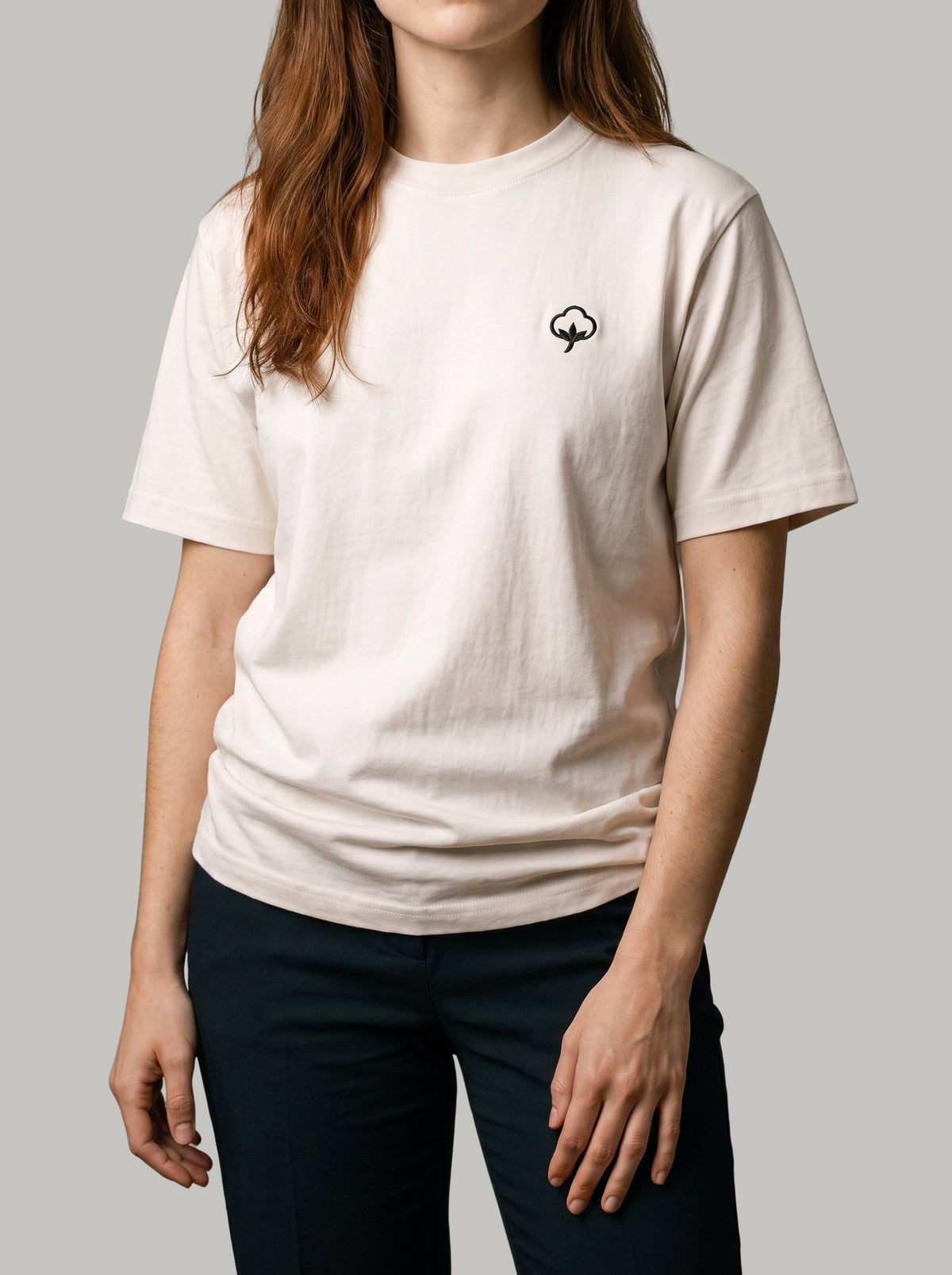 Detalle del tejido y el bordado de la Camiseta Origen Blanco Hueso de DonCottone en modelo mujer