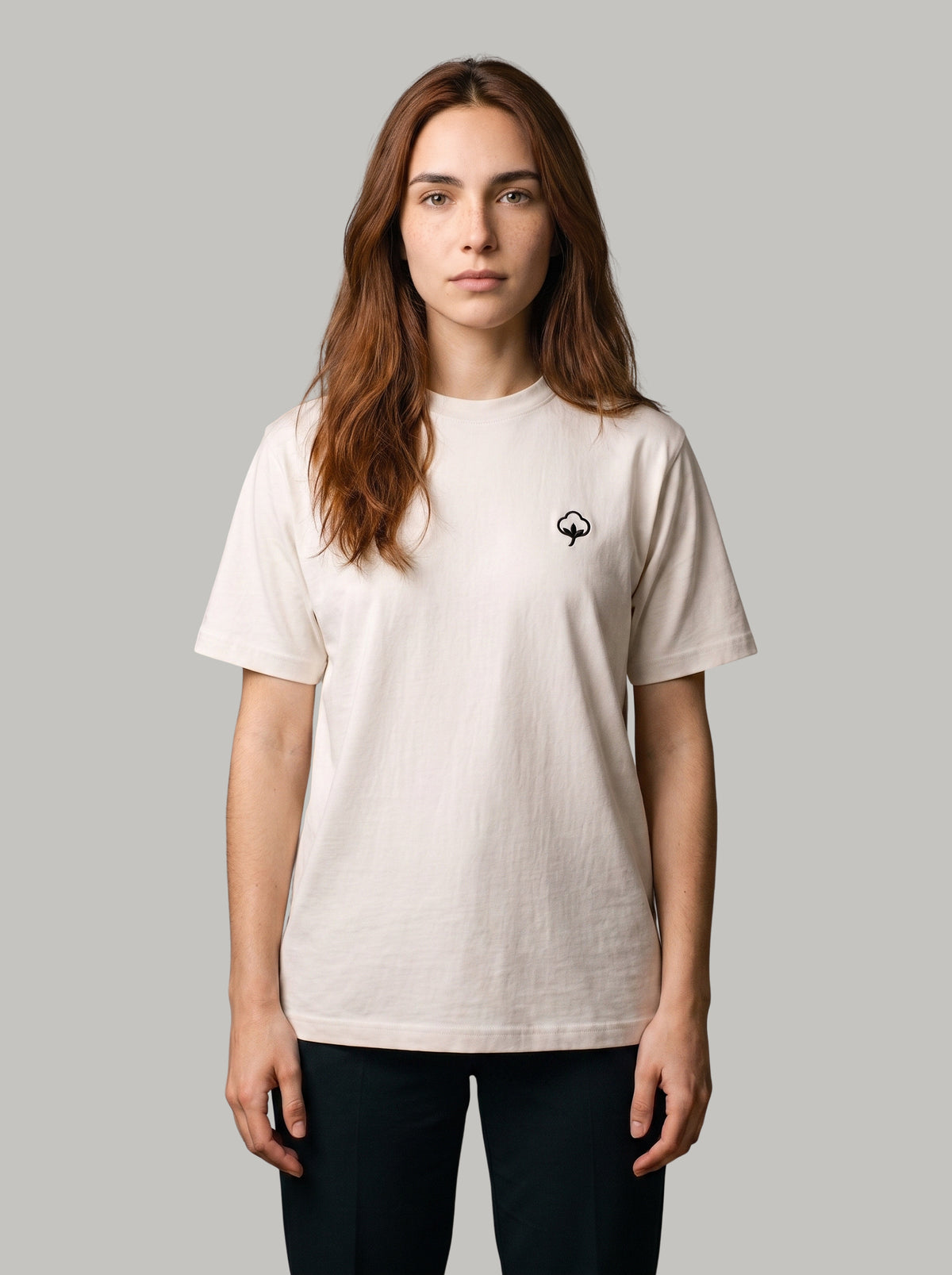 Mujer con la Camiseta Origen Blanco Hueso de DonCottone, vista frontal