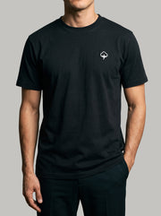 Detalle del tejido y el bordado de la Camiseta Origen Negra de DonCottone en modelo hombre