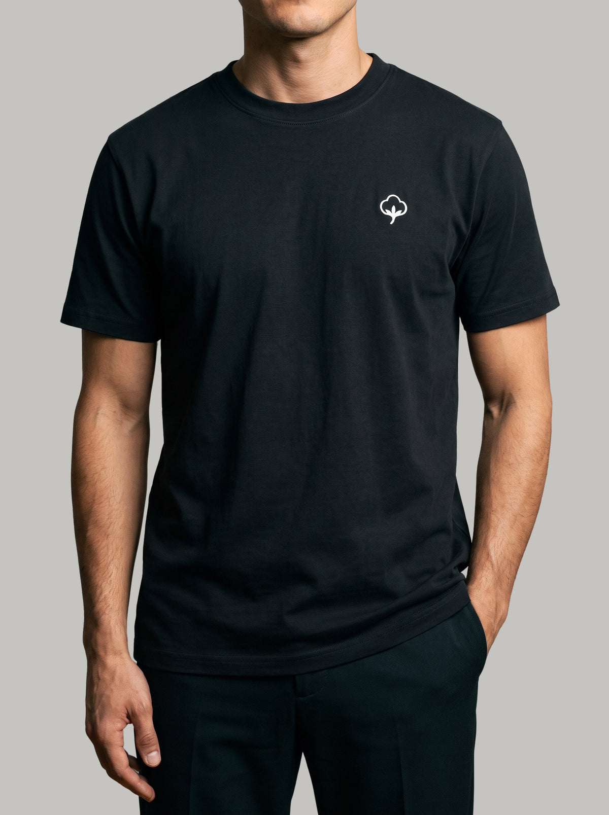 Detalle del tejido y el bordado de la Camiseta Origen Negra de DonCottone en modelo hombre