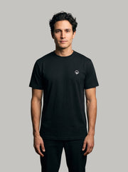 Hombre con la Camiseta Origen Negra de DonCottone, vista frontal