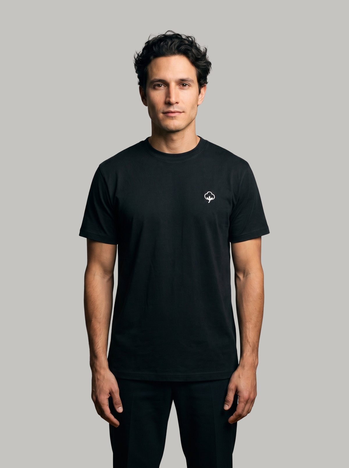 Hombre con la Camiseta Origen Negra de DonCottone, vista frontal