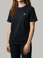 Detalle del tejido y el bordado de la Camiseta Origen Negra de DonCottone en modelo mujer