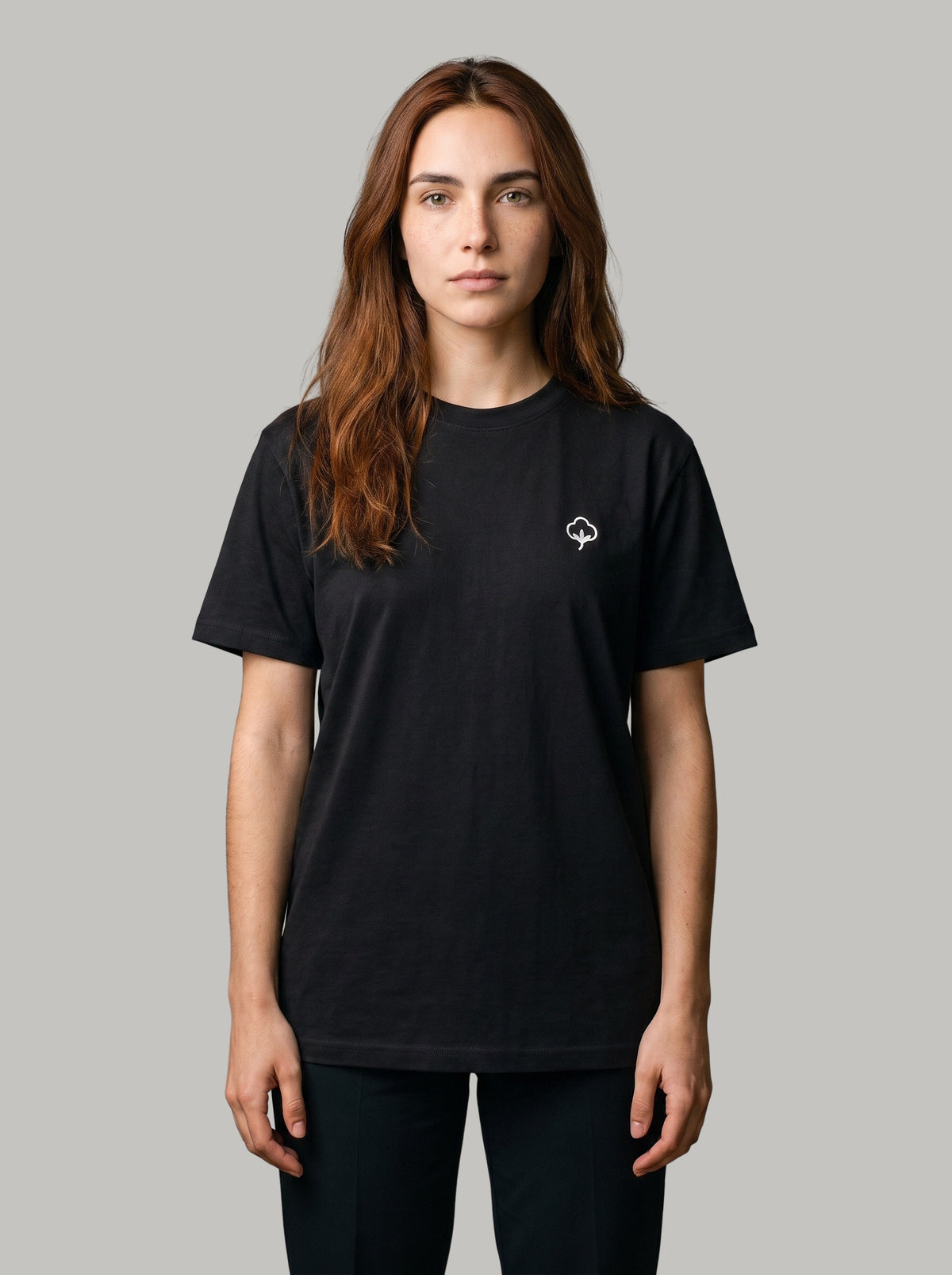 Mujer con la Camiseta Origen Negra de DonCottone, vista frontal