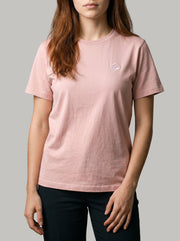 Detalle del tejido y el bordado de la Camiseta Origen Rosa de DonCottone en modelo mujer