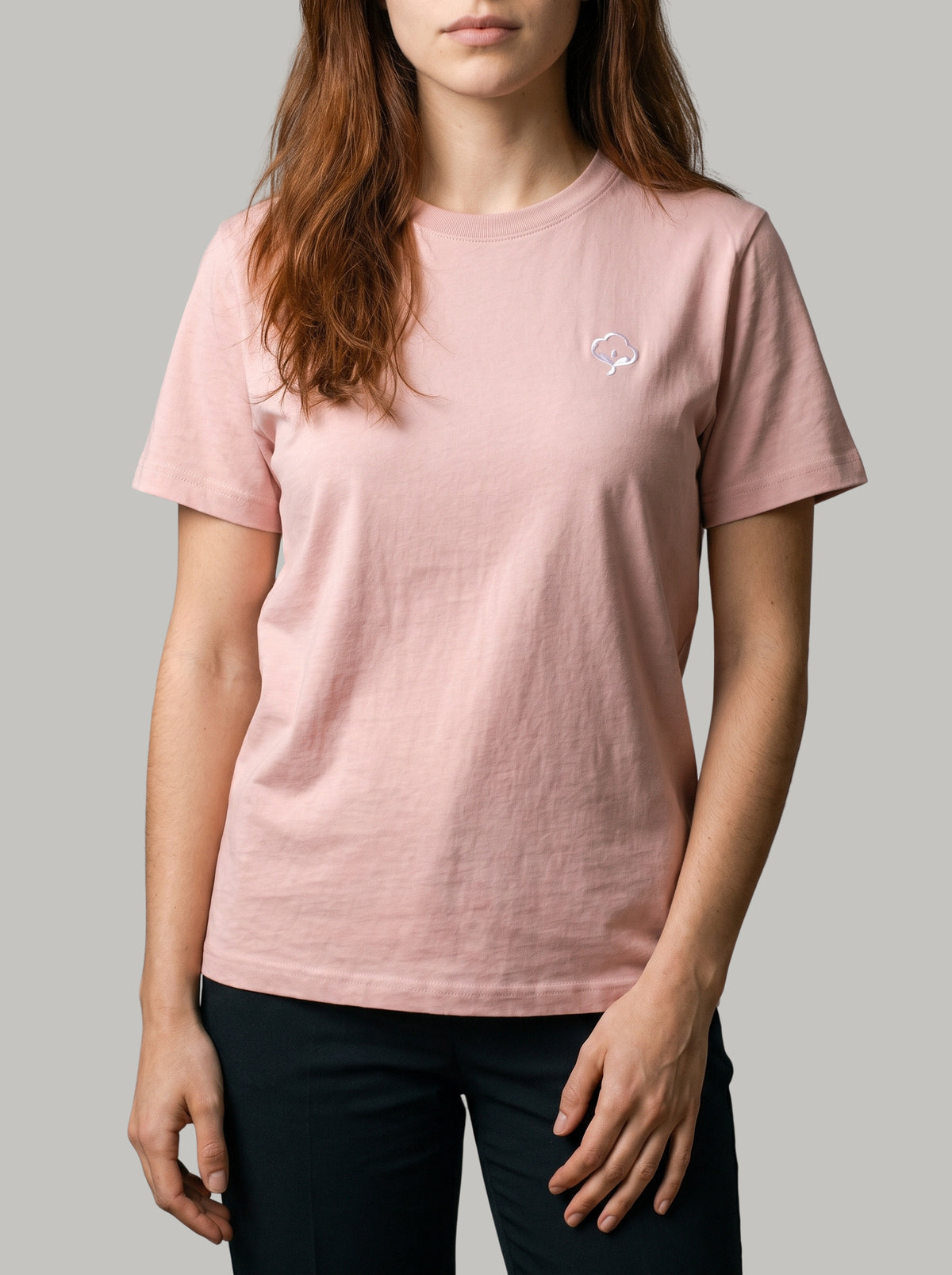 Detalle del tejido y el bordado de la Camiseta Origen Rosa de DonCottone en modelo mujer