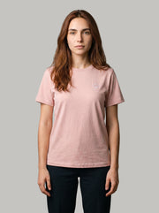 Mujer con la Camiseta Origen Rosa de DonCottone, vista frontal