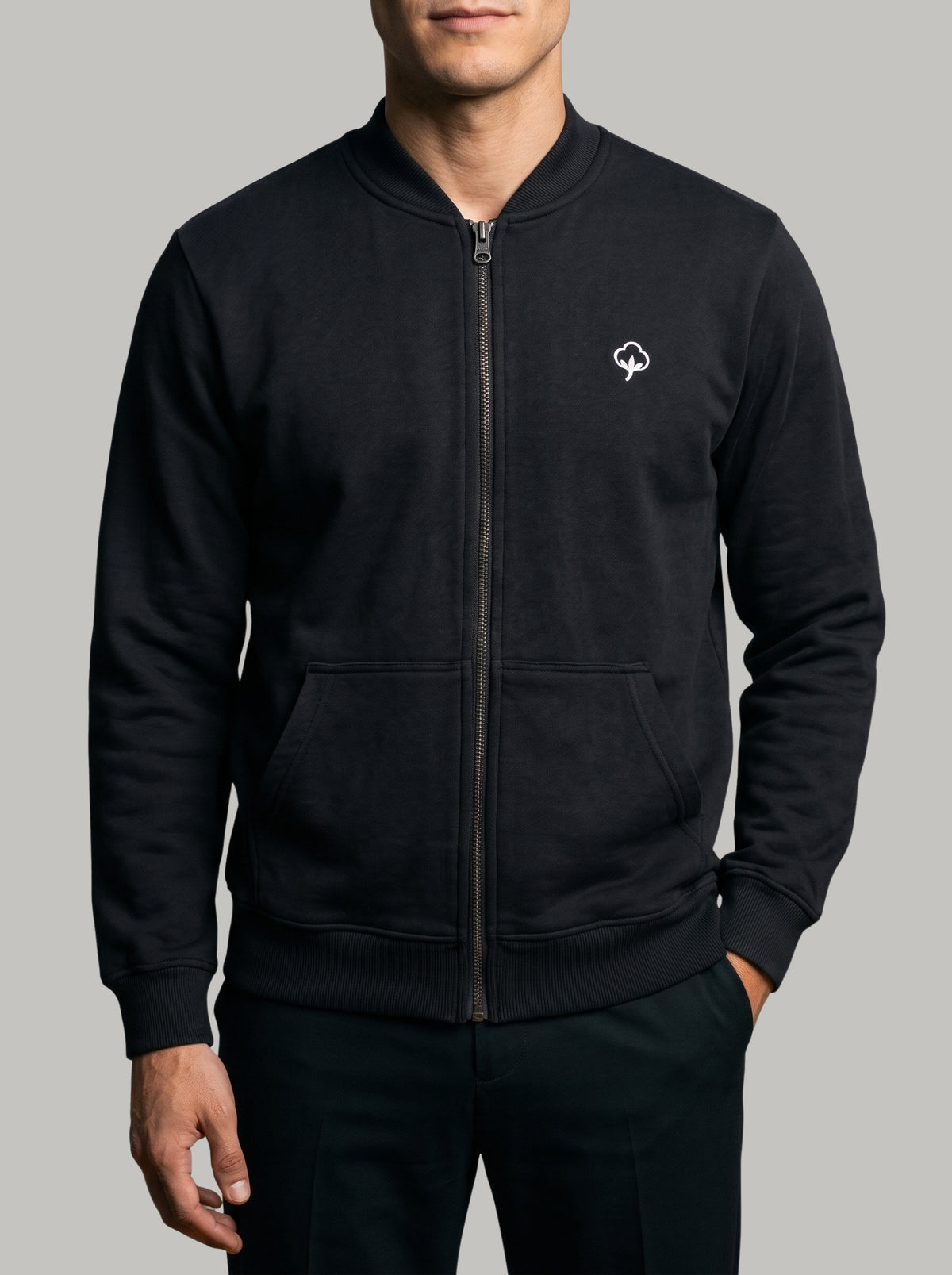Detalle del cierre y el tejido de la Chaqueta Full Zip Origen Negra de DonCottone en modelo hombre