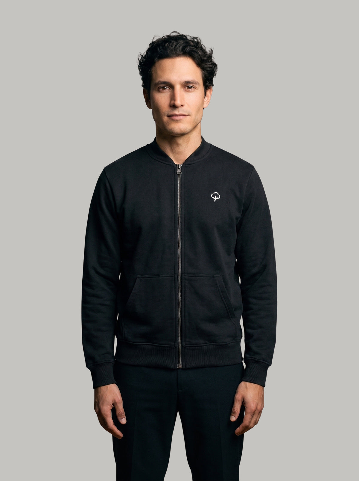 Hombre con la Chaqueta Full Zip Origen Negra de DonCottone, vista frontal
