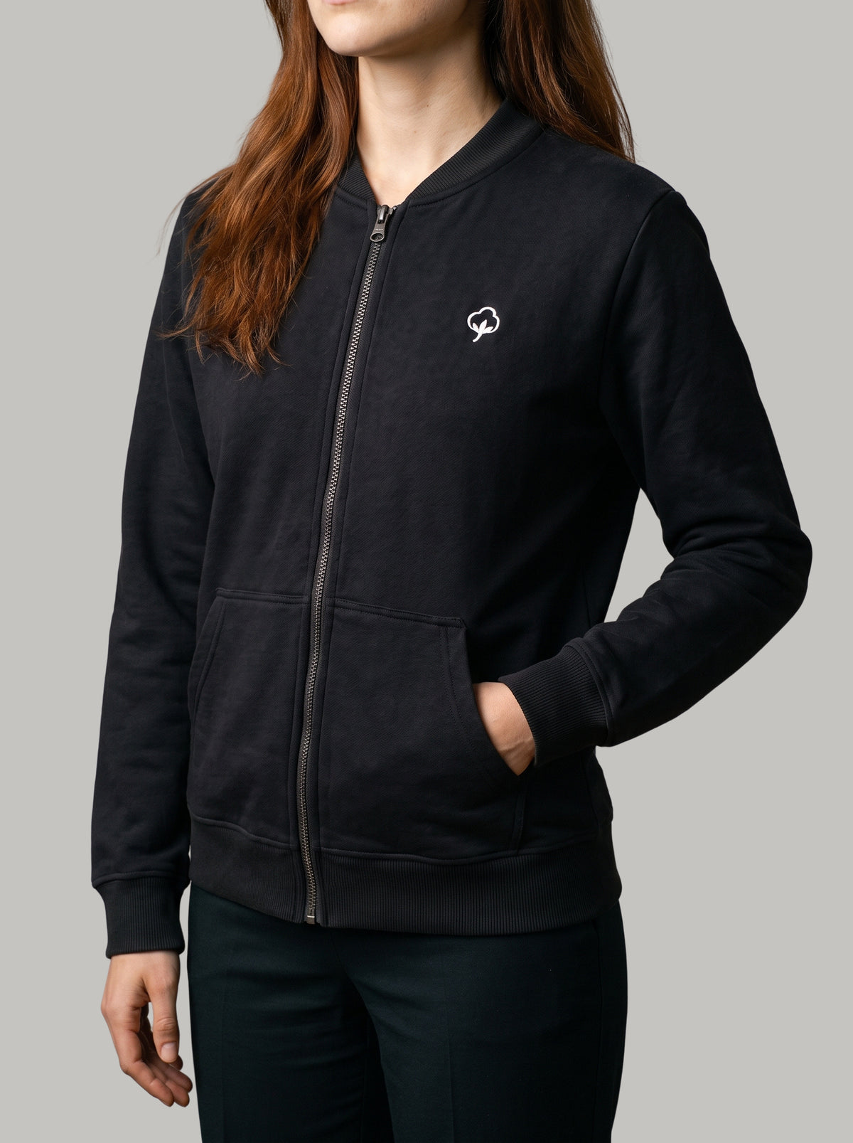 Detalle del cierre y el tejido de la Chaqueta Full Zip Origen Negra de DonCottone en modelo mujer