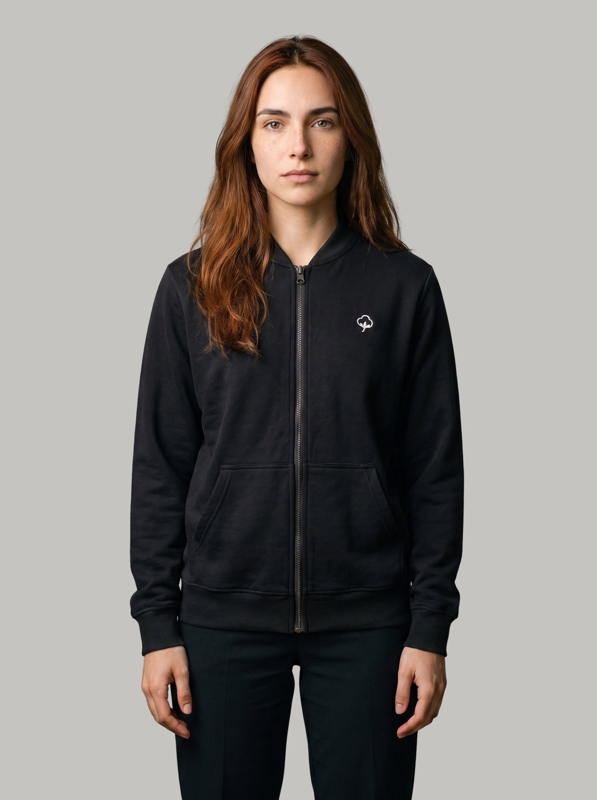 Mujer con la Chaqueta Full Zip Origen Negra de DonCottone, vista frontal