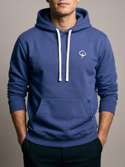 Detalle del tejido y el bordado del Hoodie Origen Azul de DonCottone en modelo hombre