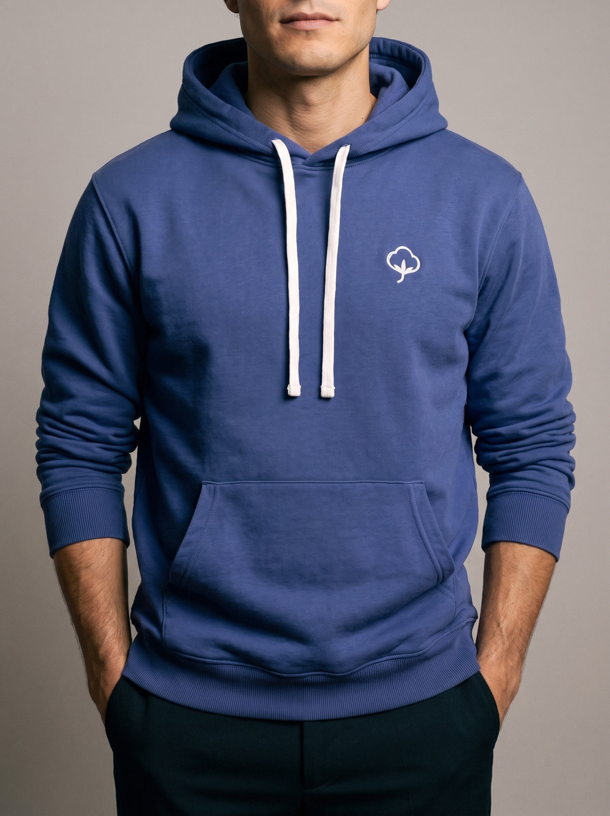 Detalle del tejido y el bordado del Hoodie Origen Azul de DonCottone en modelo hombre