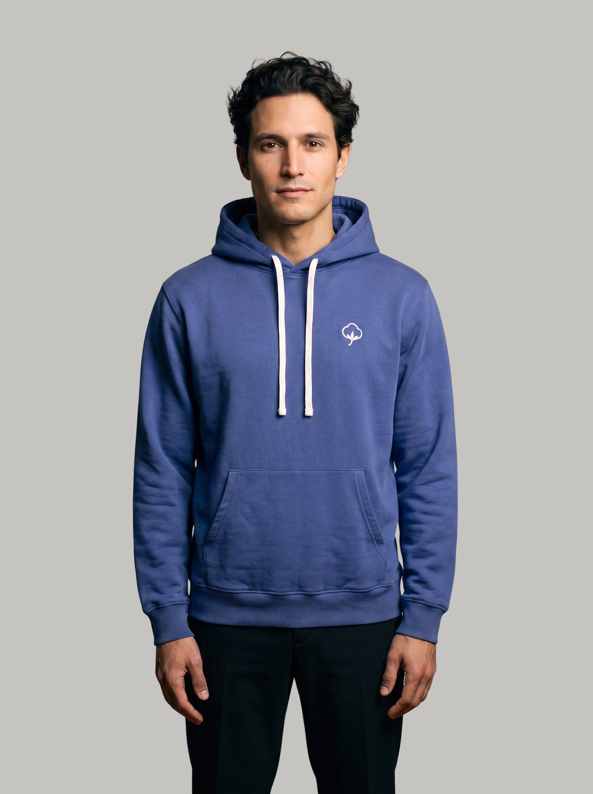 Hombre con el Hoodie Origen Azul de DonCottone, vista frontal