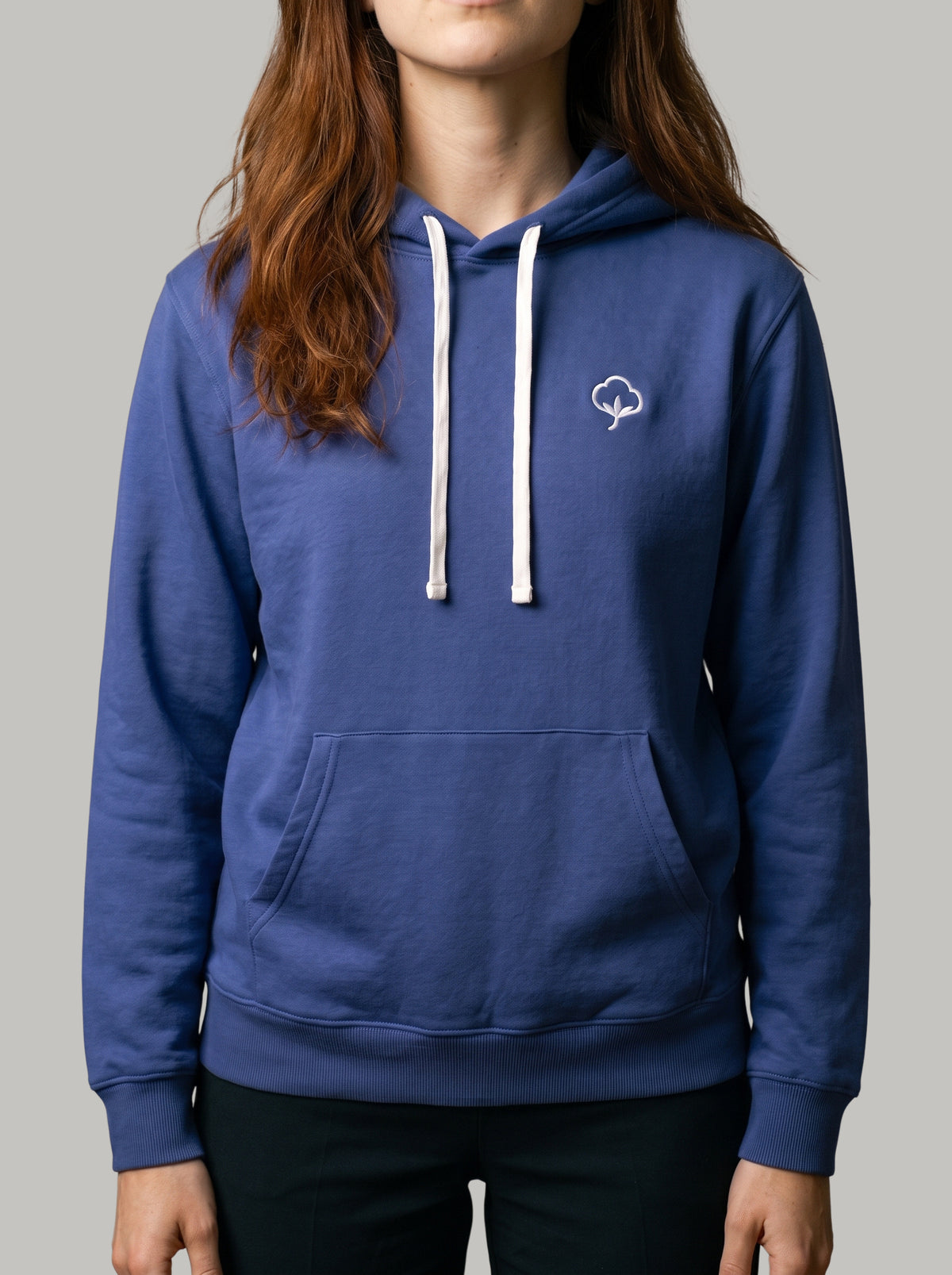 Detalle del tejido y el bordado del Hoodie Origen Azul de DonCottone en modelo mujer