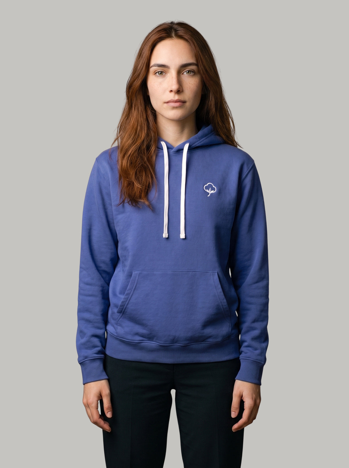 Mujer con el Hoodie Origen Azul de DonCottone, vista frontal