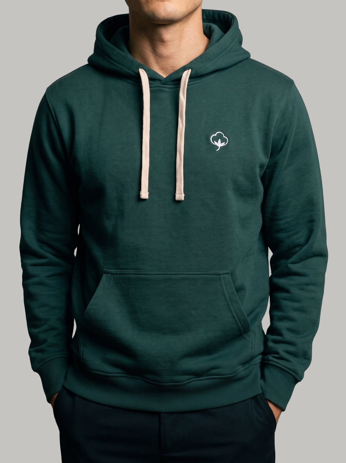 Detalle del tejido y el bordado del Hoodie Origen Verde de DonCottone en modelo hombre