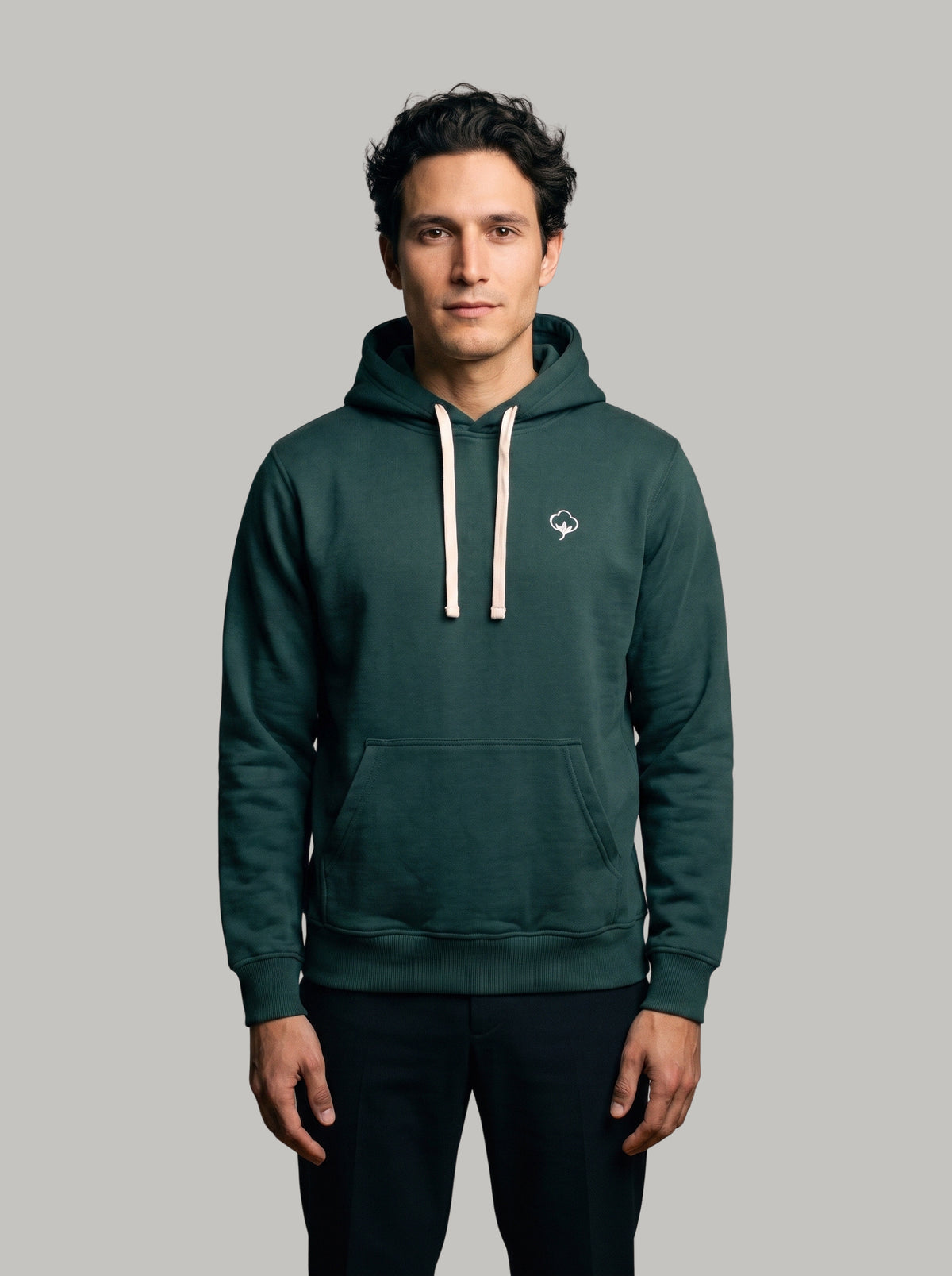 Hombre con el Hoodie Origen Verde de DonCottone, vista frontal