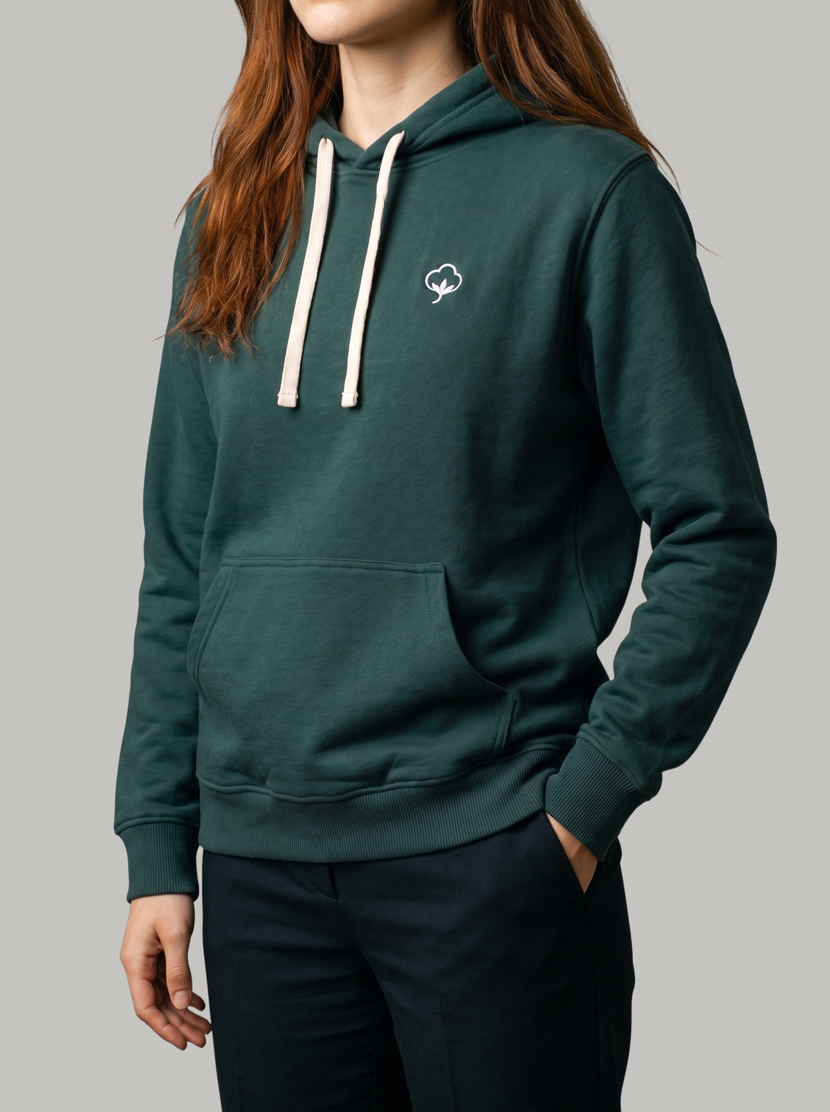 Detalle del tejido y el bordado del Hoodie Origen Verde de DonCottone en modelo mujer