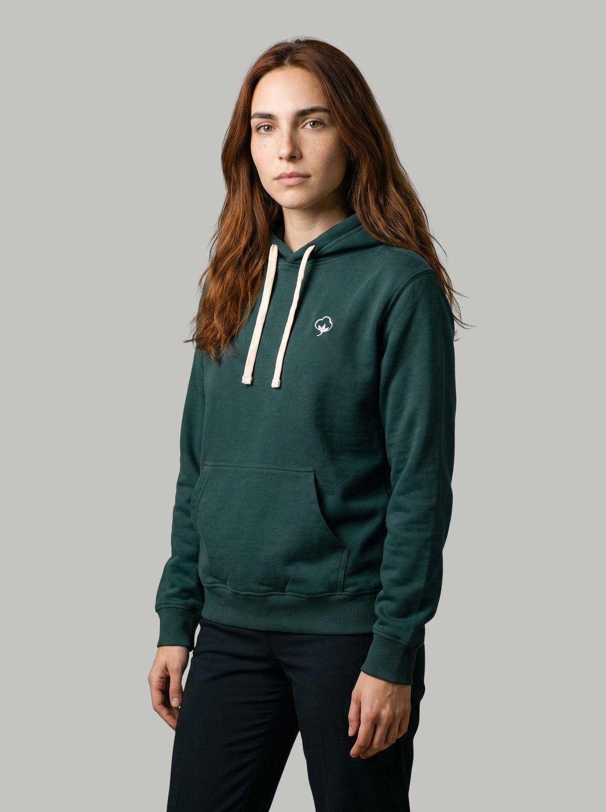 Mujer con el Hoodie Origen Verde de DonCottone, vista frontal